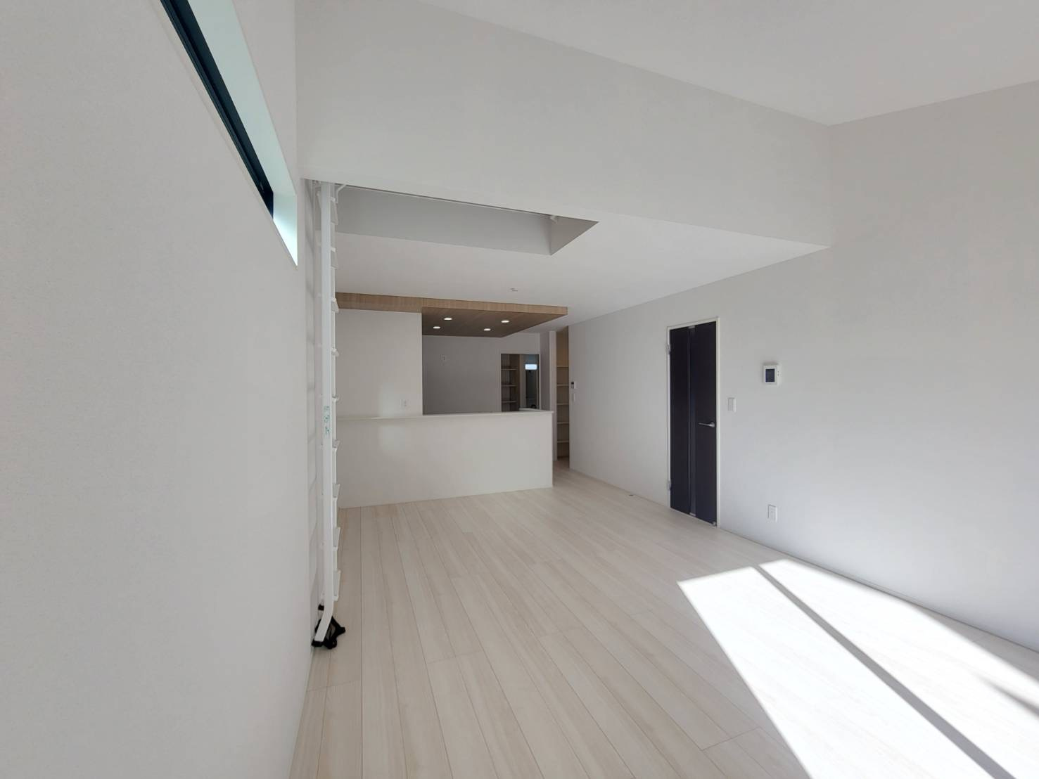 【GRAFARE 】　雀の宮４期　限定1邸の居間・リビング|〇LDK18帖〇
LDKは清潔感に溢れるホワイトで統一されており、太陽の光を反射し、いつも室内を明るく保つことができます。勾配天井で開放感を演出♪
※2026年1月撮影