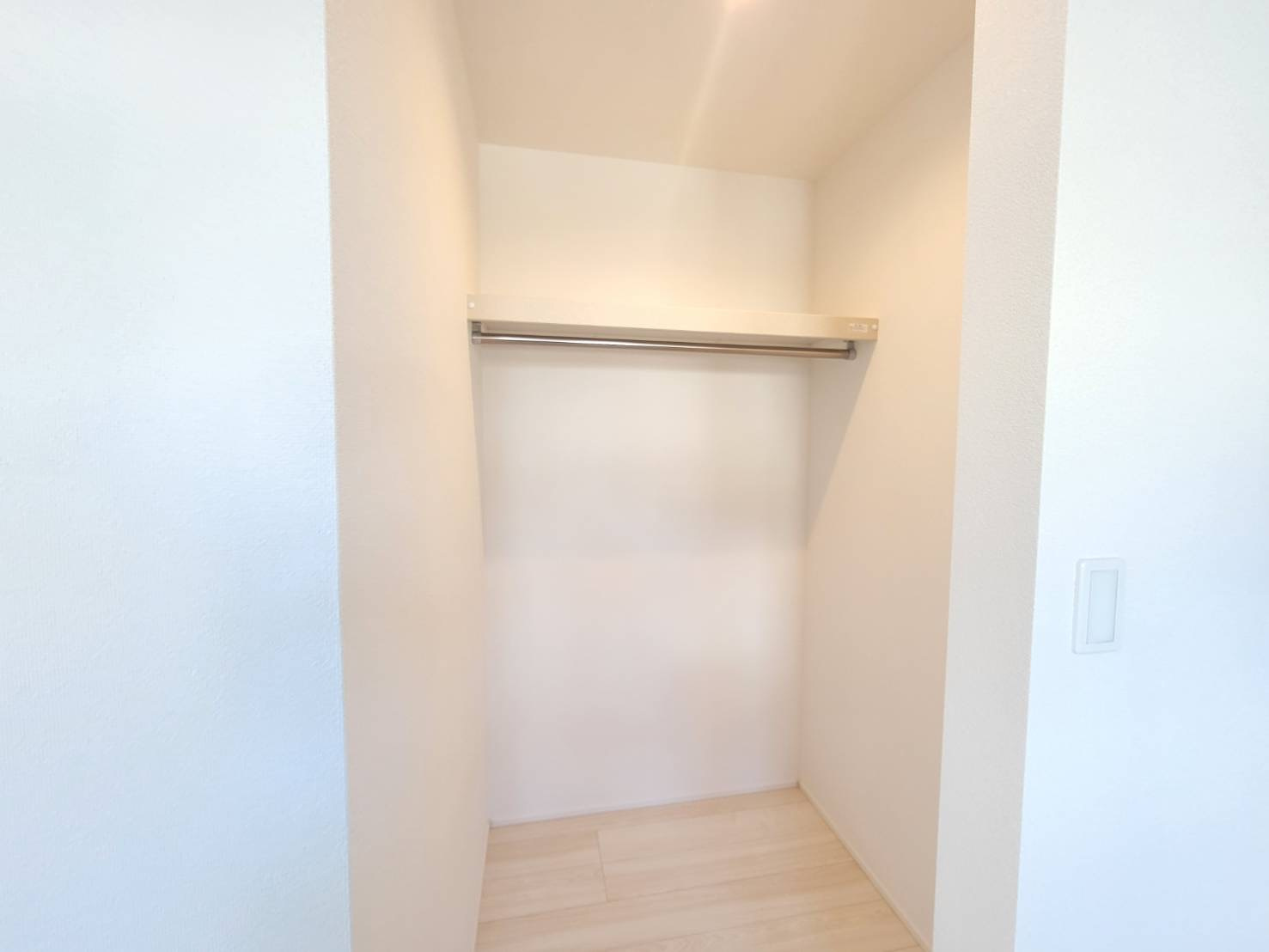 【GRAFARE 】　雀の宮４期　限定1邸の収納|○ウォークインクローゼット○
パイプや枕棚で空間を立体的に使います。衣類の種類や使用頻度に合わせて、整頓できます。
※2026年1月撮影
