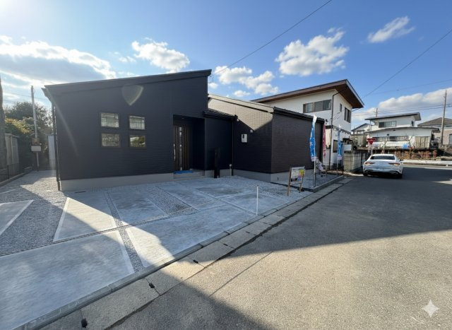 【GRAFARE 】　雀の宮４期　限定1邸の前面道路含む現地写真|○今からご覧いただけます○
JR雀宮駅まで徒歩16分の便利な立地。雀宮中央小学校徒歩12分、中学校徒歩10分♪
スーパーかましん徒歩2分♪公園も近く、生活便利な住環境も魅力です。
※2026年1月撮影