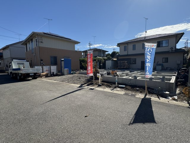 【GRAFARE 】　雀の宮４期　限定1邸の前面道路含む現地写真|○只今建築中○
広い敷地を活かしたゆとりある平屋建て♪太陽光パネル搭載！
ロフト付き18帖のリビングダイニング、大容量のシューズインクローク、WIC2か所付♪
※2025年10月撮影