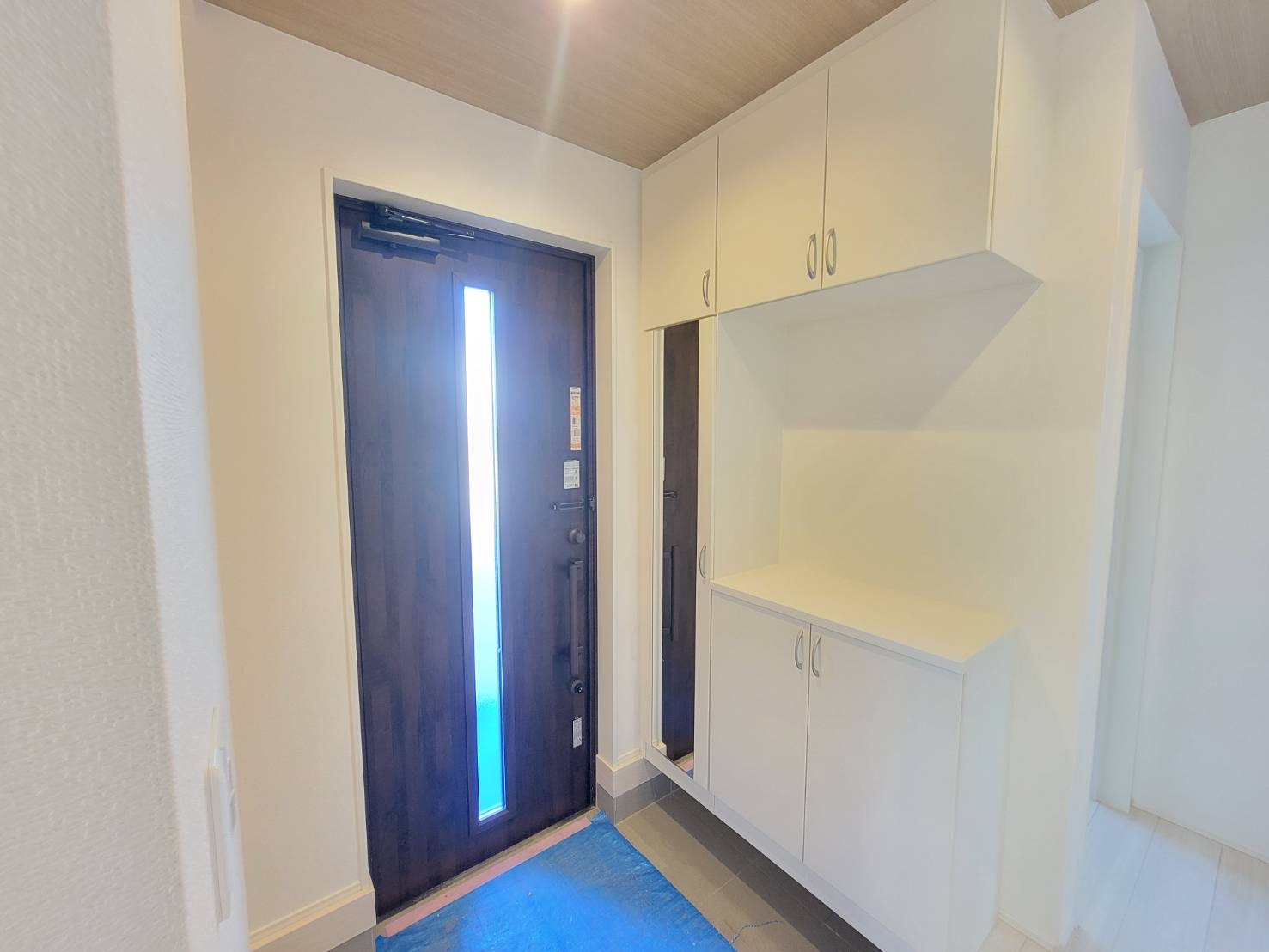 【GRAFARE 】　雀の宮４期　限定1邸の玄関|〇玄関〇
コの字型の大容量シューズボックスに加え土足のまま出入りできるシューズクロークが設置されているため、家の入口である玄関に靴などが散乱することなくすっきりとした空間を創ることができます。
