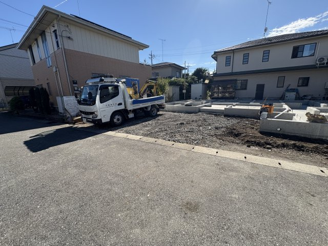 【GRAFARE 】　雀の宮４期　限定1邸の前面道路含む現地写真|○只今建築中○
前面道路はゆったりとした幅員6ｍ♪駐車もしやすく車生活にストレスがありません♪
敷地67.83坪♪カースペース並列2台～♪今からチェックがおすすめです。
※2025年10月撮影