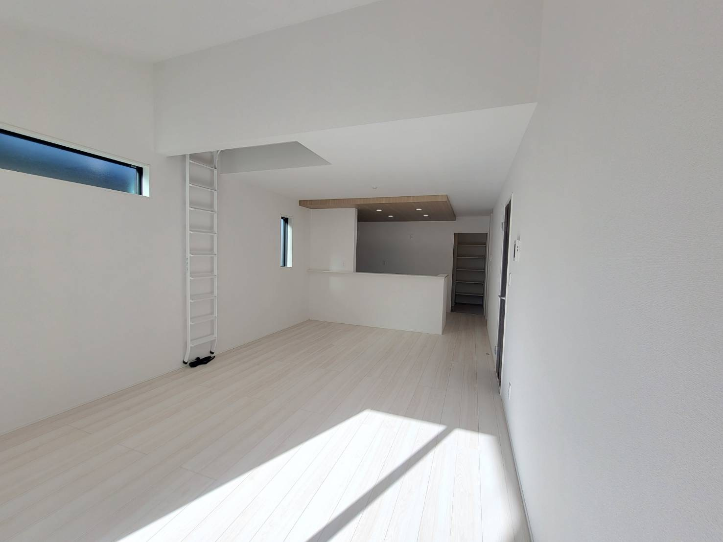 【GRAFARE 】　雀の宮４期　限定1邸の居間・リビング|〇LDK18帖〇
キッチンのポップアップ天井、開放感溢れる折上天井を採用♪広々としたリビングは南側に設けた掃き出し窓からたくさんの陽光を取り入れてくれます。さらに上部にロフトを設けました♪ 
