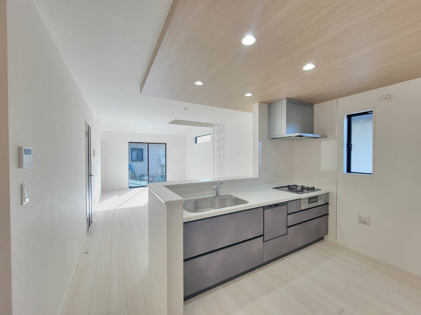 【GRAFARE 】　雀の宮４期　限定1邸のキッチン|〇キッチン〇
シックなパネルをあつらえたキッチンは部屋の雰囲気にマッチし、おしゃれな印象。
リビングを一望できる対面式なので、お子様を見守りながら家事がこなせます。
※2026年1月撮影