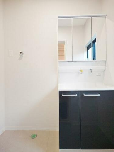 東光町2丁目　中古一戸建ての独立洗面台|シャワー付き洗面化粧台
■物件内覧・資金計画相談・住宅ローン相談、リフォーム相談、お問合せ受付中■
※当日・翌日のご内覧、ご相談はお電話でのお問合せがスムーズです！