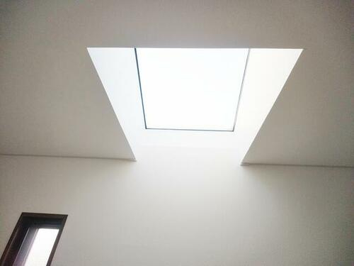 東光町2丁目　中古一戸建ての内装|天窓
■物件内覧・資金計画相談・住宅ローン相談、リフォーム相談、お問合せ受付中■
※当日・翌日のご内覧、ご相談はお電話でのお問合せがスムーズです！