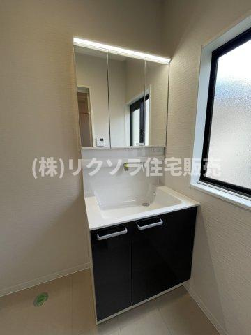 東光町2丁目　中古一戸建ての独立洗面台|■物件内覧・資金計画相談・住宅ローン相談、リフォーム相談、お問合せ受付中■
※当日・翌日のご内覧、ご相談はお電話でのお問合せがスムーズです！