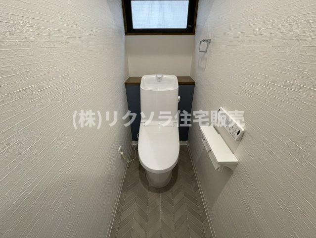 東光町2丁目　中古一戸建てのトイレ|温水洗浄便座付き
■物件内覧・資金計画相談・住宅ローン相談、リフォーム相談、お問合せ受付中■
※当日・翌日のご内覧、ご相談はお電話でのお問合せがスムーズです！