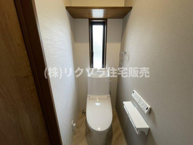 東光町2丁目　中古一戸建ての設備|2階トイレ
■物件内覧・資金計画相談・住宅ローン相談、リフォーム相談、お問合せ受付中■
※当日・翌日のご内覧、ご相談はお電話でのお問合せがスムーズです！