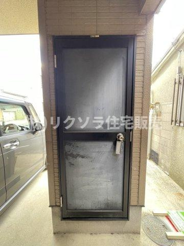 東光町2丁目　中古一戸建ての収納|駐車場物置
■物件内覧・資金計画相談・住宅ローン相談、リフォーム相談、お問合せ受付中■
※当日・翌日のご内覧、ご相談はお電話でのお問合せがスムーズです！