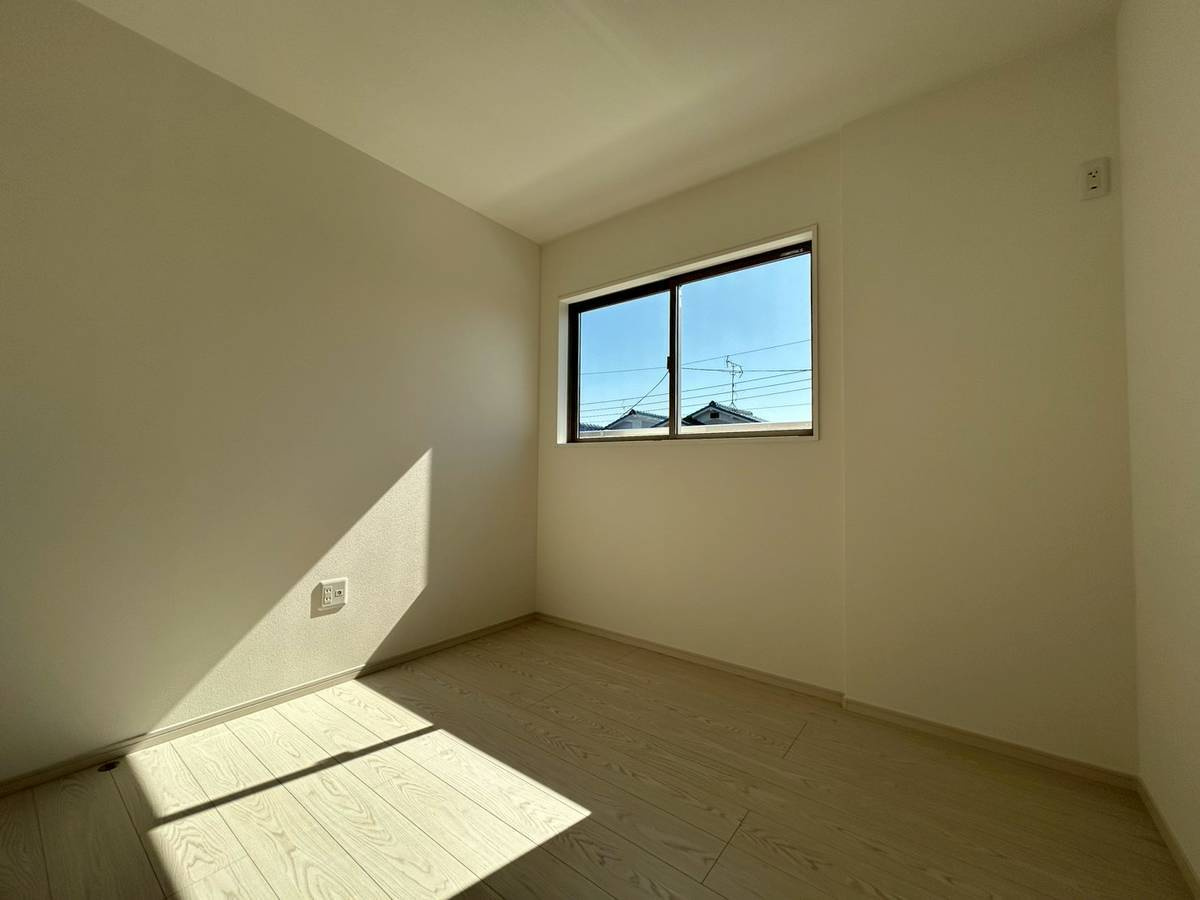 京都市西京区大原野鳥見町１期の洋室|洋室4.5帖
お部屋としても納戸としてもお使いいただけます！