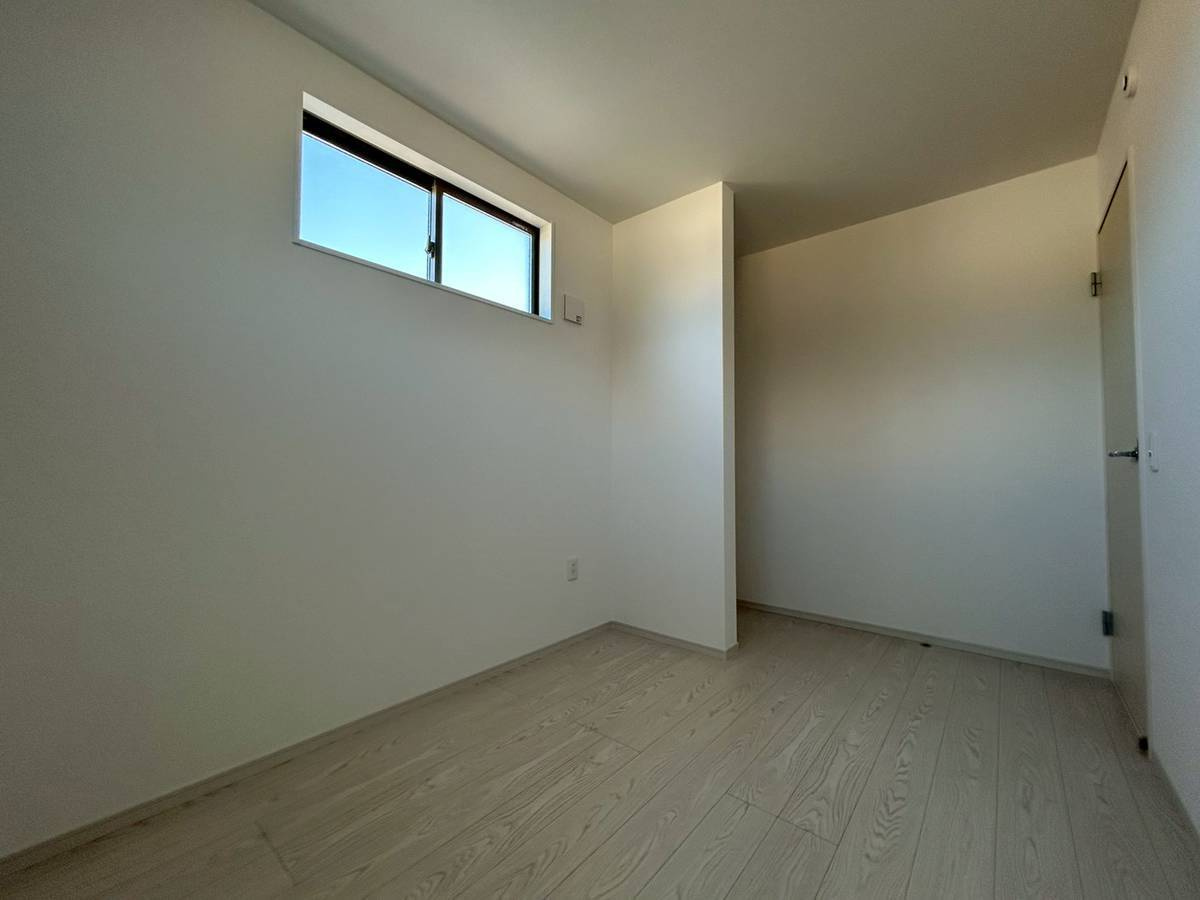 京都市西京区大原野鳥見町１期の洋室|北東洋室5帖
オープンタイプの収納場所があり、様々な用途でお使いいただける空間です！