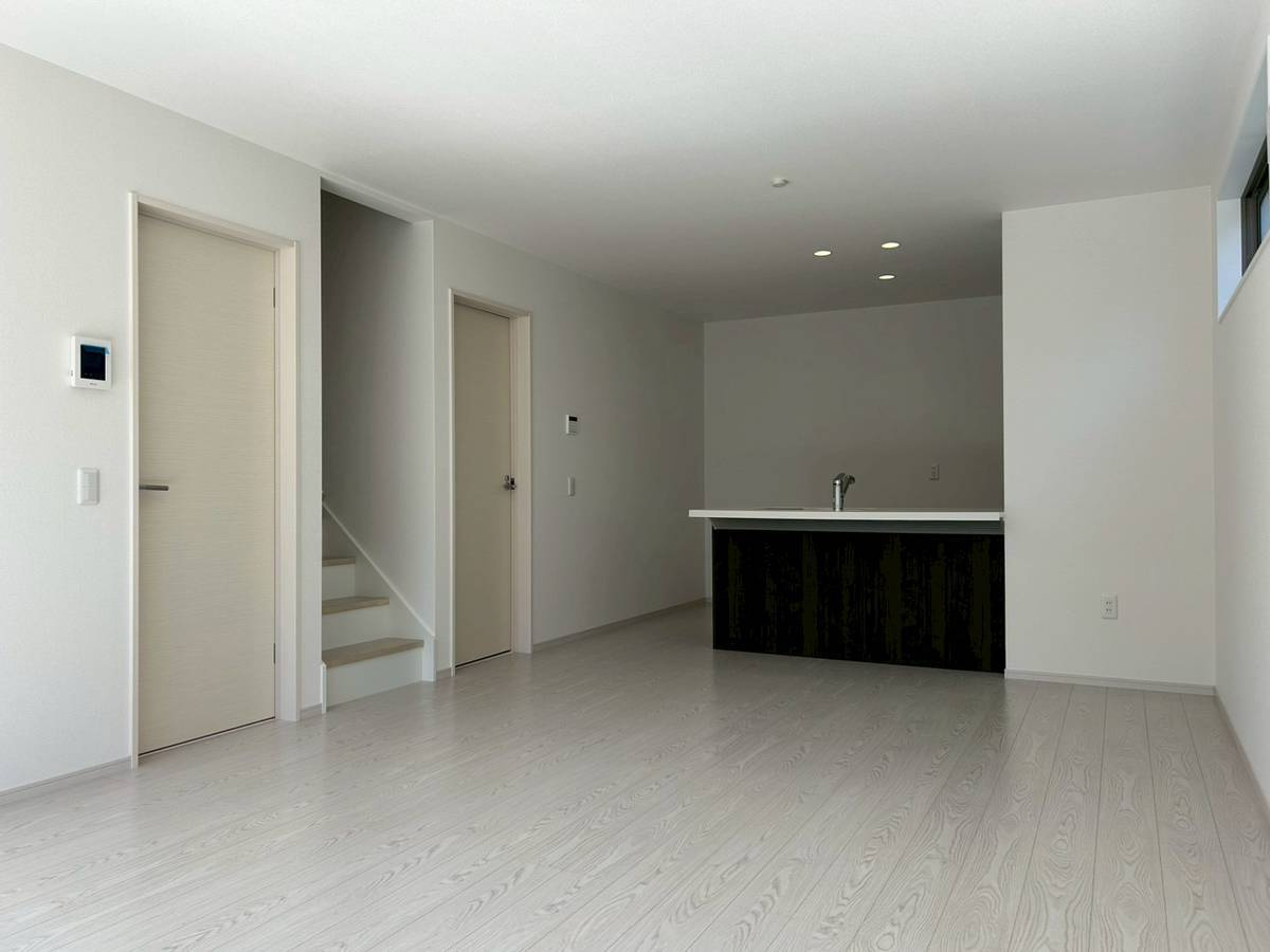 京都市西京区大原野鳥見町１期の居間・リビング|LDK18帖の広々スペース！
南からの採光がとても明るく照らしてくれます(^^)/