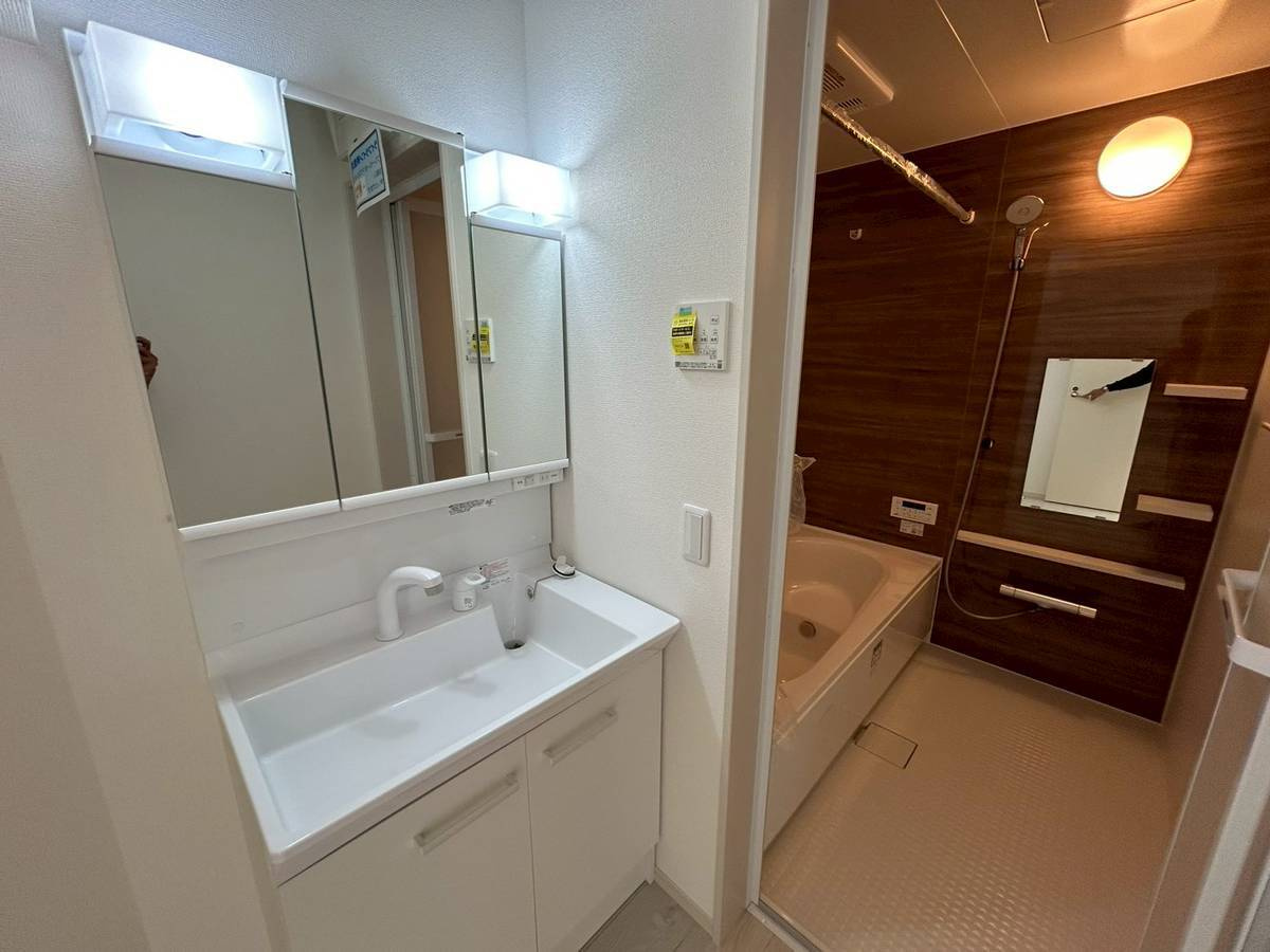 京都市西京区大原野鳥見町１期の独立洗面台|浴室横には三面鏡付洗面化粧台がございます。
収納もたっぷりで安心です(^^）