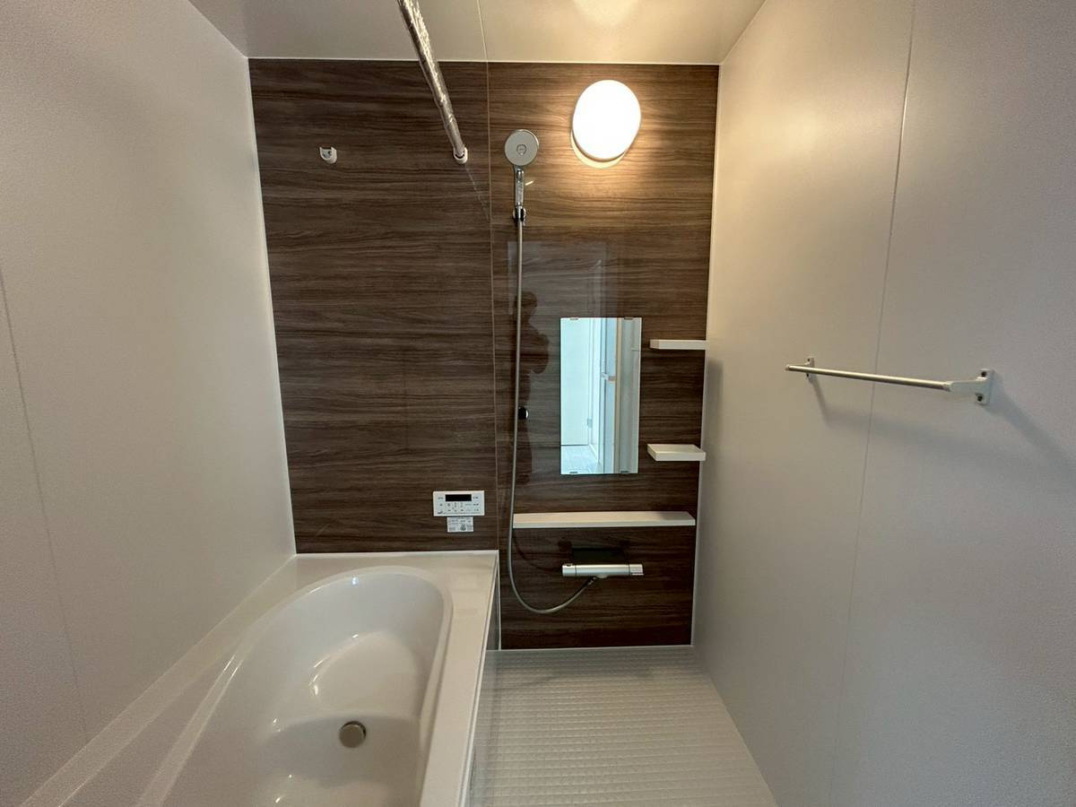 京都市西京区大原野鳥見町１期の浴室|浴室乾燥機付きユニットバス。
アクセントパネルがお洒落な浴室空間です！