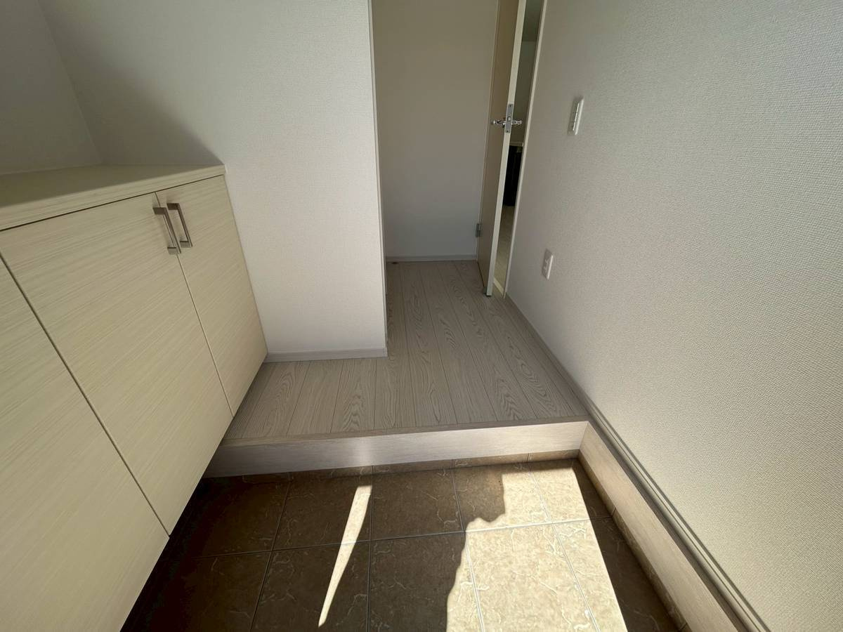 【価格改定】京都市西京区大原野鳥見町１期の玄関|シューズボックスにはインテリアを置くスぺースもございますので、
自由な空間をお作りいただけます(^^)/