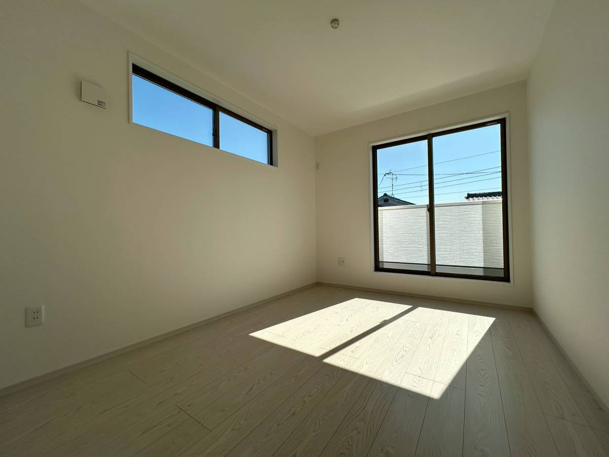 【価格改定】京都市西京区大原野鳥見町１期の洋室|南東洋室6.5帖
バルコニーへ出入り可能な洋室です！