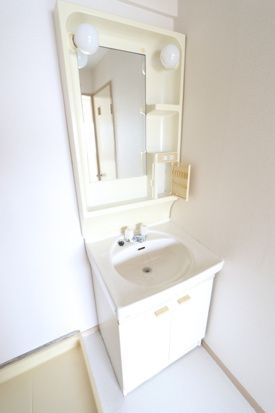 グリーンハイツ和の独立洗面台|朝の支度にも助かる、独立の洗髪洗面化粧台