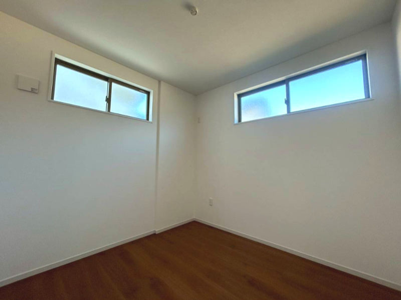 京都市西京区大原野鳥見町１期の洋室|北西洋室4.5帖
2面から採光があり、お部屋としても納戸としてもお使いいただけます！