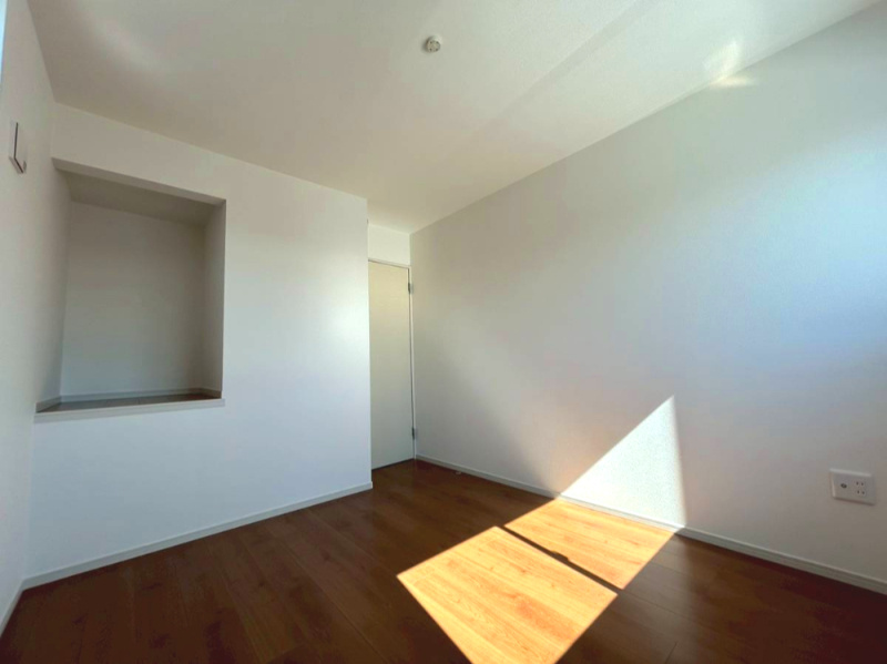 京都市西京区大原野鳥見町１期の洋室|南西洋室5.5帖
バルコニーへの動線があるお部屋です！南からの採光も明るく照らしてくれます(^^)/