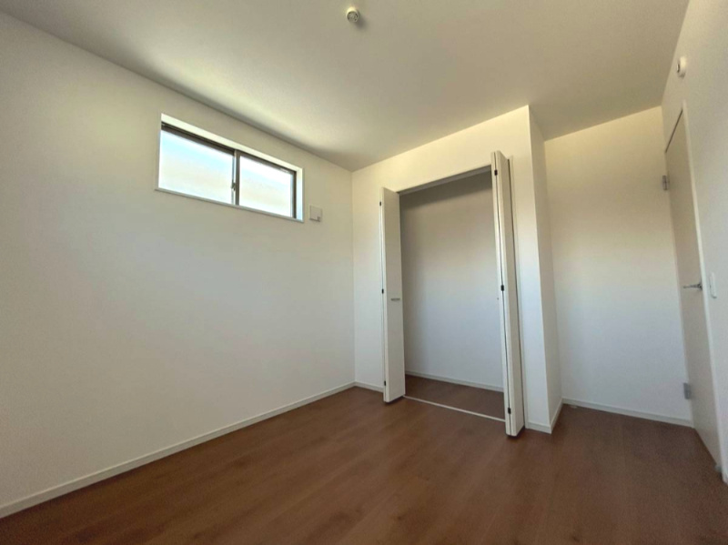 京都市西京区大原野鳥見町１期の洋室|北東洋室5.21帖
クローゼット完備で収納も安心のお部屋です(^^）