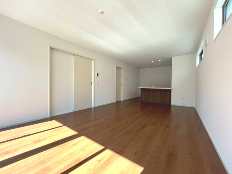 京都市西京区大原野鳥見町１期の居間・リビング|LDK18帖の広々スペース！
南からの採光がとても明るく照らしてくれます(^^)/