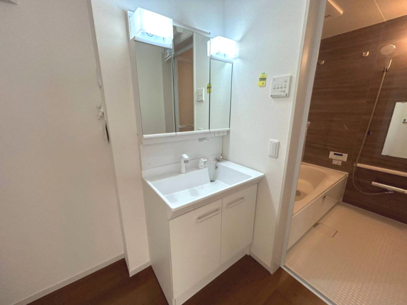 京都市西京区大原野鳥見町１期の独立洗面台|浴室横には三面鏡付洗面化粧台がございます。
収納もたっぷりで安心です(^^）