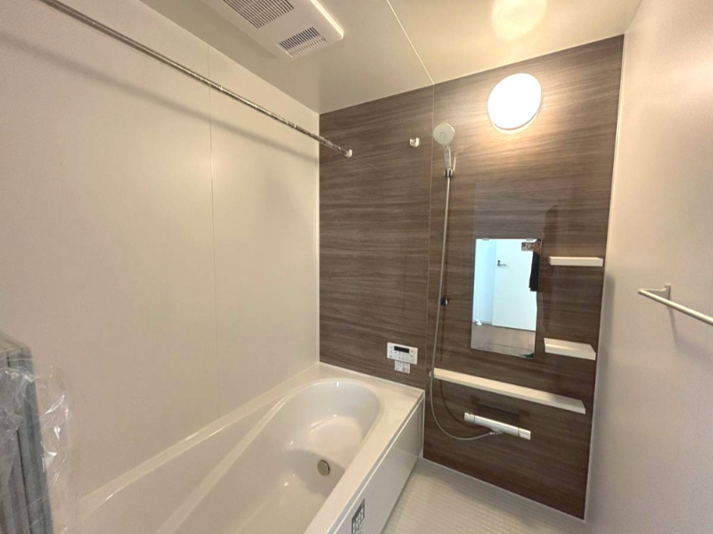 京都市西京区大原野鳥見町１期の浴室|浴室乾燥機付きユニットバス。
アクセントパネルがお洒落な浴室空間です！