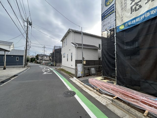 上尾市瓦葺1247　新築戸建　ハートフルタウンAの前面道路含む現地写真