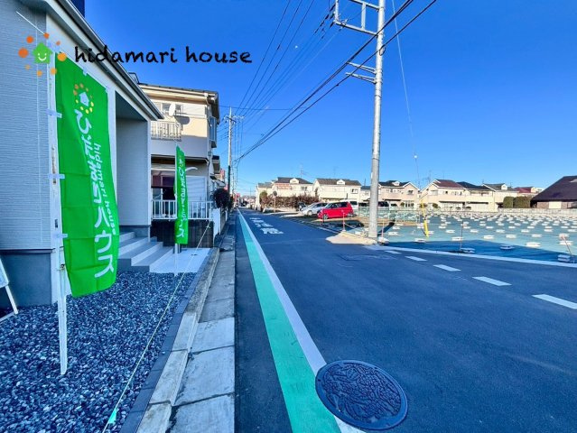 上尾市瓦葺1247　新築戸建　ハートフルタウンAの前面道路含む現地写真