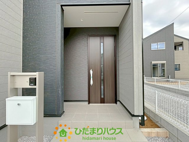 古河上辺見第10　新築一戸建て　01　リーブルガーデンの玄関