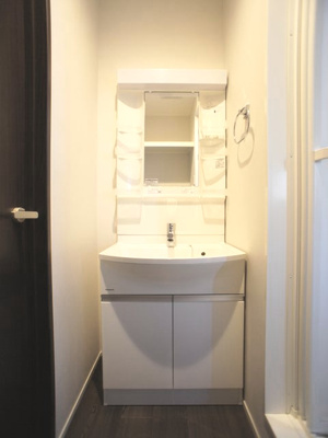 【独立洗面台】 | ソルジェンテⅡ | 洗髪洗面化粧台と洗濯機置き場があります♪