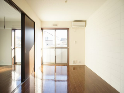 【居間・リビング】 | ソルジェンテⅡ | 快適に過ごせるエアコンと便利な室内物干しが付いています♪