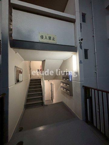 アッティー朝霞台Ａ号棟のエントランス