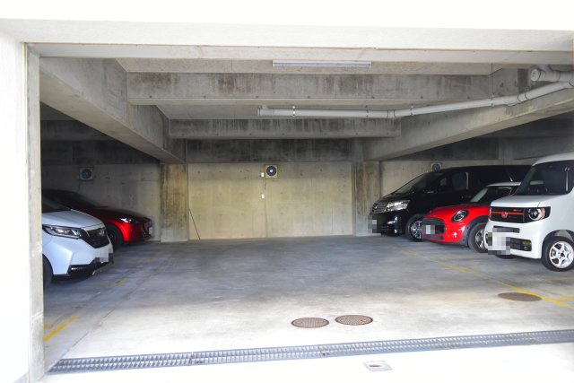多摩市豊ヶ丘１丁目の中古マンションの駐車場