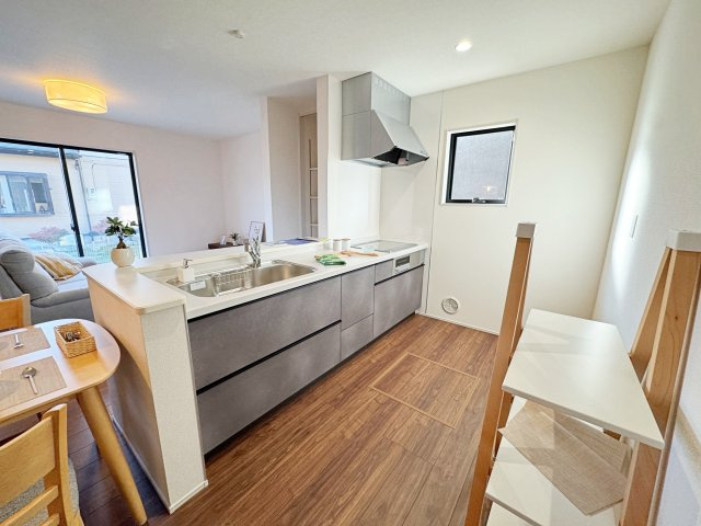 新築戸建・新築建売　福島市御山字沢田【長期優良住宅】御山小・清水中のキッチン|カウンター越しに会話が弾む、家族とのつながりを感じられる対面キッチンです！