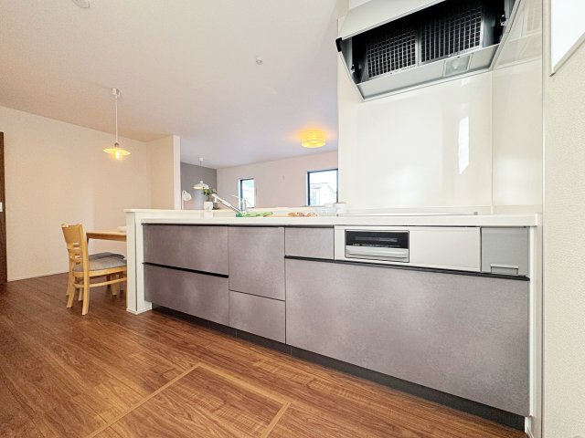 新築戸建・新築建売　福島市御山字沢田【長期優良住宅】御山小・清水中のキッチン|3口コンロなのでご飯を作りながらお弁当のおかずも作れて便利！