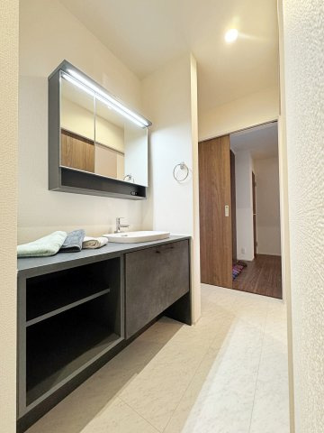 新築戸建・新築建売　福島市御山字沢田【長期優良住宅】御山小・清水中の独立洗面台|洗面台と洗濯機スペースが分離しており、家事や身支度が同時に行える効率的な動線設計です！