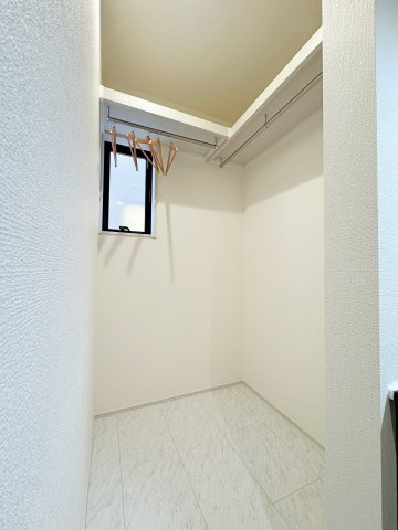 新築戸建・新築建売　福島市御山字沢田【長期優良住宅】御山小・清水中の収納|洗面台よ子にパイプハンガー付き収納スペースを設け、タオル・衣類・制服・パジャマまどをすぐかけられる利便性◎