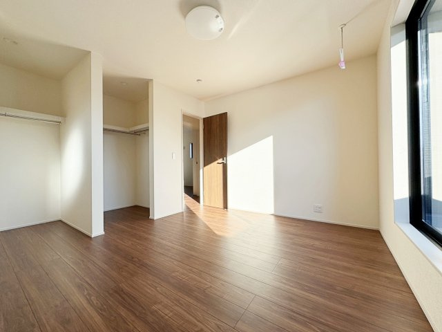 新築戸建・新築建売　福島市御山字沢田【長期優良住宅】御山小・清水中の洋室|ナチュラルな光が差し込む2面採光の洋室です！ホワイト基調で清楚感たっぷり♪