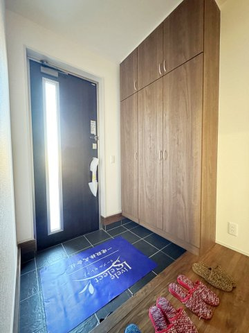 新築戸建・新築建売　福島市御山字沢田【長期優良住宅】御山小・清水中の玄関|玄関収納付きなので玄関がすっきりした状態を保てます！