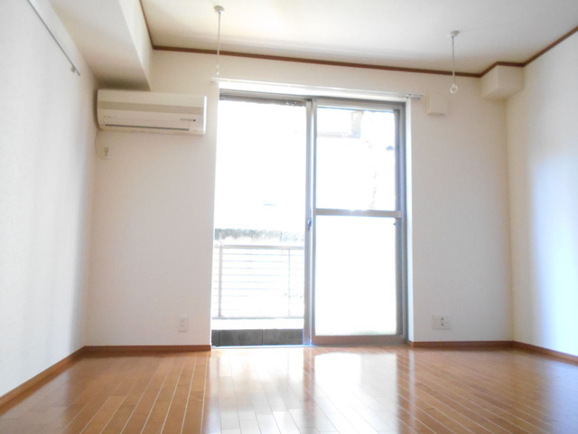 アドニスガーデンの居間・リビング|★洋室７.３帖★