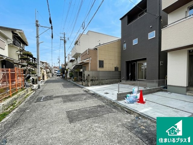 5(土)6(日)現地見学可能！◆東大阪市菱屋西　全2邸の前面道路含む現地写真|周辺は閑静な住宅街！前面道路広々で車の出し入れも便利です。駐車が苦手な方でも安心して車庫入れできます！
