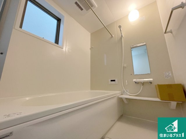 5(土)6(日)現地見学可能！◆東大阪市菱屋西　全2邸の浴室|足をゆったり伸ばして寛げる浴槽です。窓が設けられていますので差し込む光が明るく穏やかな雰囲気にしてくれます♪浴室乾燥機も設置しているので、雨の日の洗濯物も安心です♪