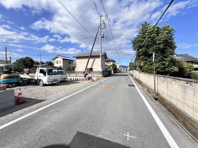 新築　渋川市八木原第13　Livele Garden.S　2号棟の前面道路含む現地写真|現地写真　北側接道幅員約3.6ｍ　東側接道幅員約5.7ｍ			