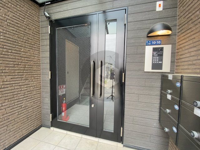 セレニティ荒本 B棟のエントランス