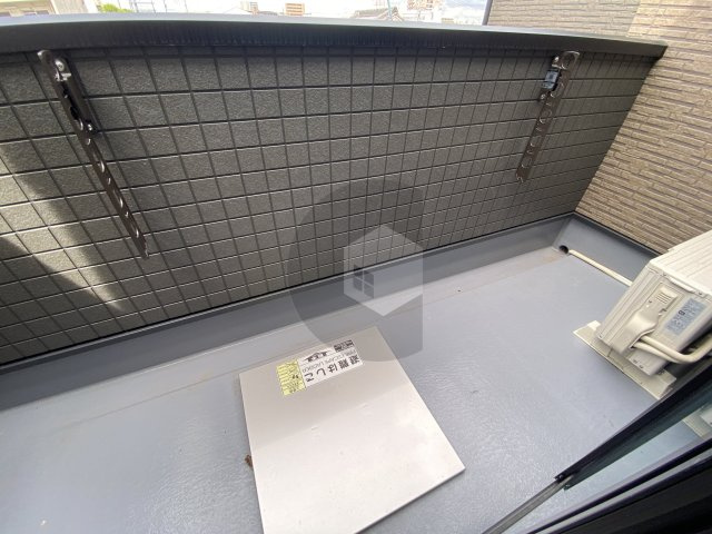 セレニティ荒本 B棟のバルコニー