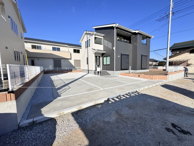 新築　渋川市八木原第13　Livele Garden.S　3号棟の駐車場|現地写真　駐車スペースは並列2台+2台分可能です！					
