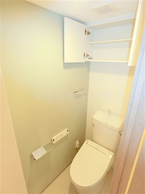 グランカーサ蒲田ウエストのトイレ|棚収納とと温水洗浄便座付きのトイレ