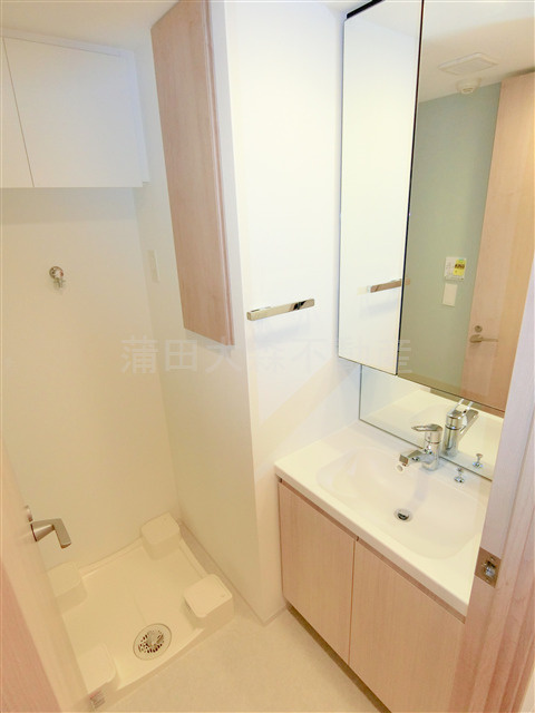 グランカーサ蒲田ウエストの洗面所|2面鏡の独立洗面台！棚付きの洗濯機置き場　洗面脱衣所